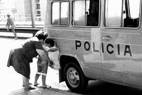 Mear en la furgoneta de la policía