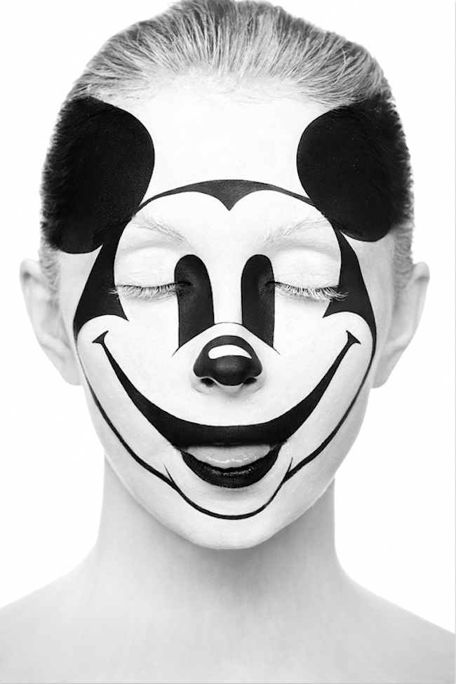 Mickey Mouse pintado en la cara