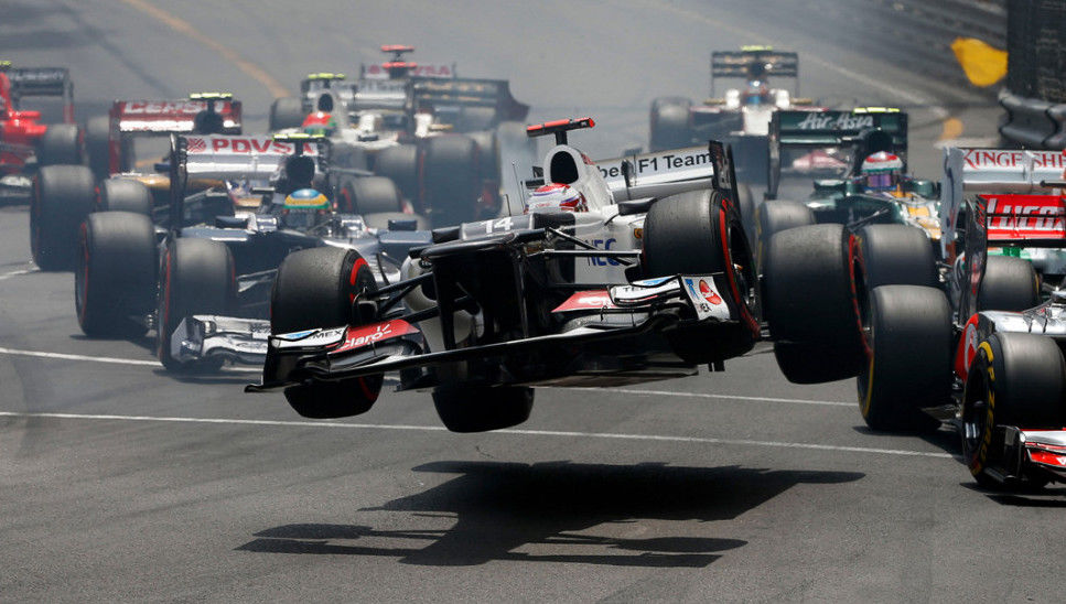 Monoplaza de Fórmula 1 volando