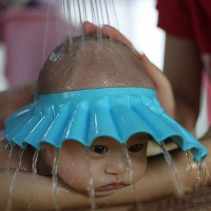 Cómo lavarle la cabeza a un bebé sin que le entre agua en los ojos