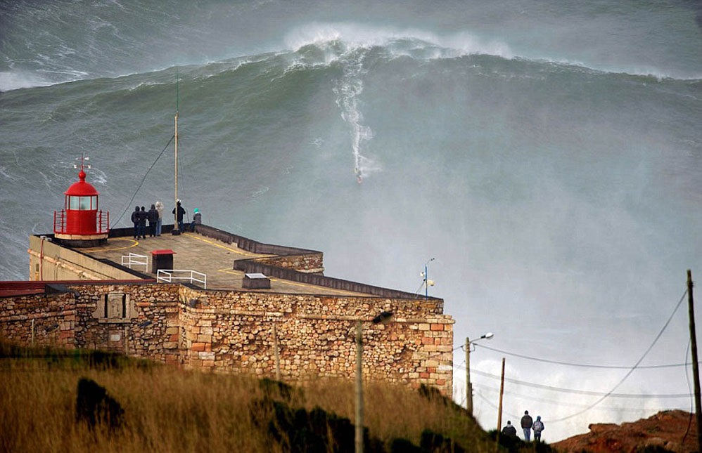 Récord mundial al surfear una ola de 30 metros
