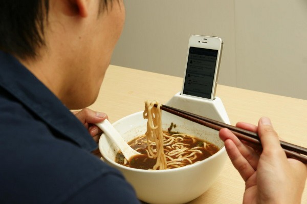 Cómo comer sin quitarle la vista a tu iPhone
