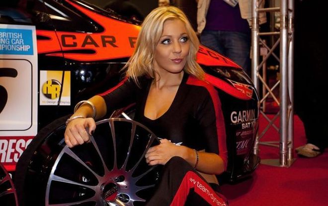 girls_and_cars_32