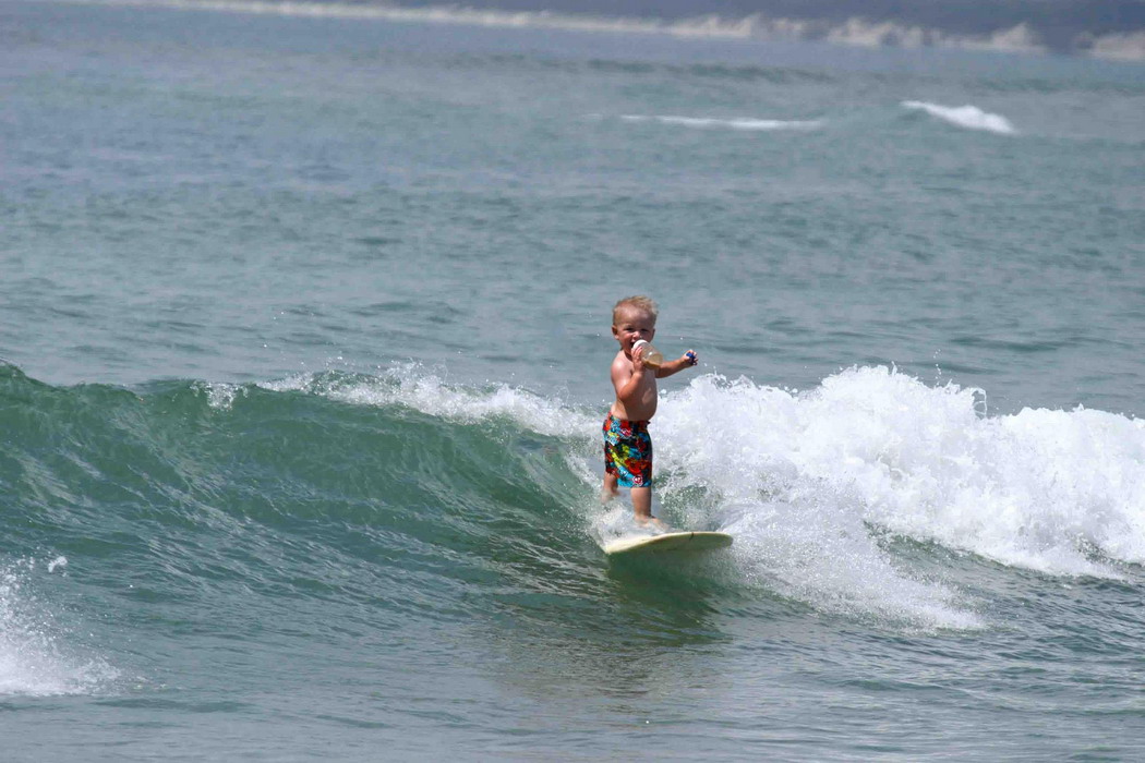 Niño surfeando