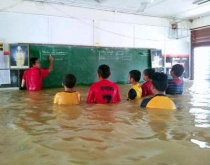 Escuela inundada de agua