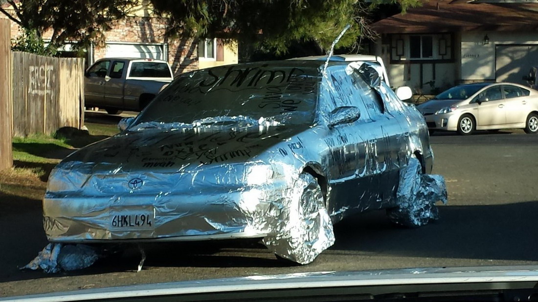 Toyota envuelto con papel de plata