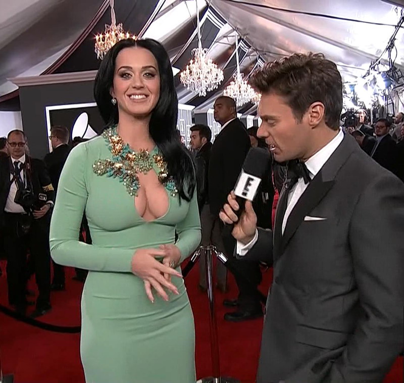 Reportero mirando el escote de Katy Perry