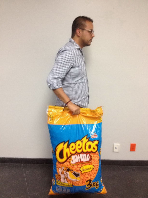 Bolsa de Cheetos de tres kilos.