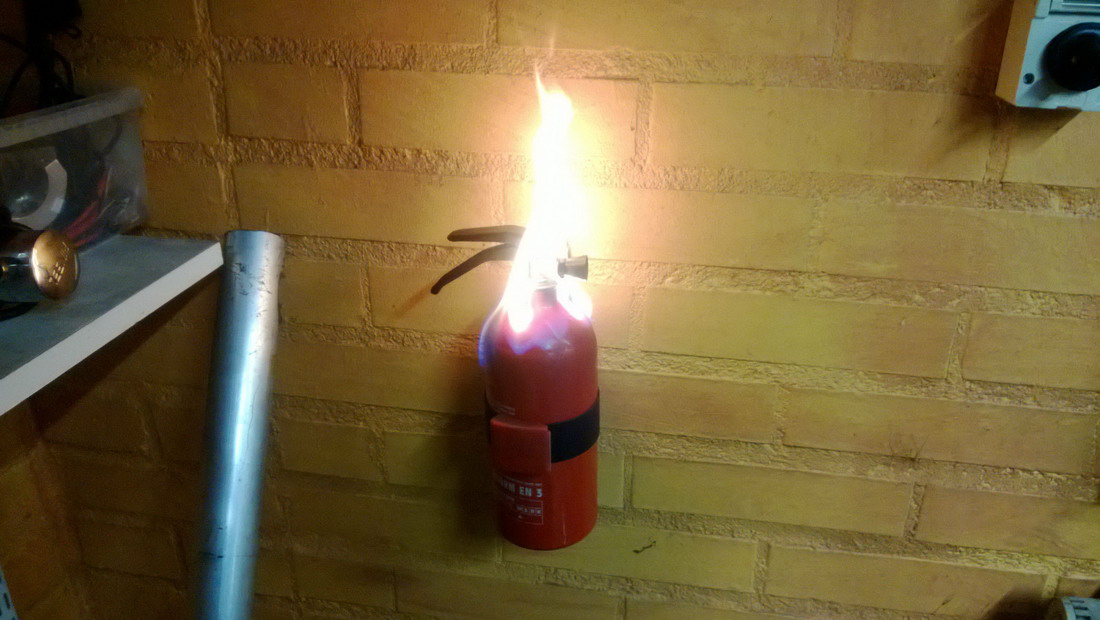 extintor incendiado