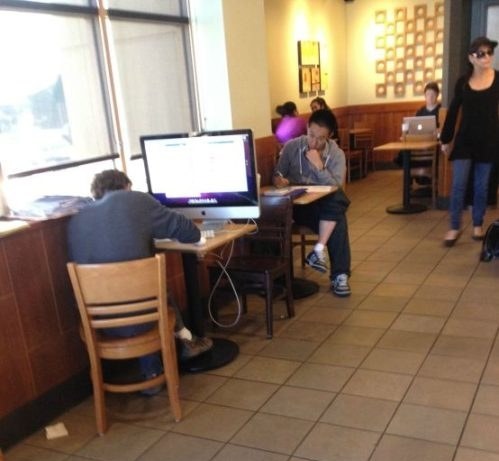 trabajando en un starbucks