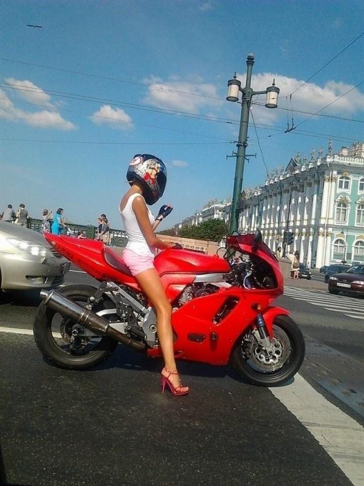 mujer en una moto deportiva