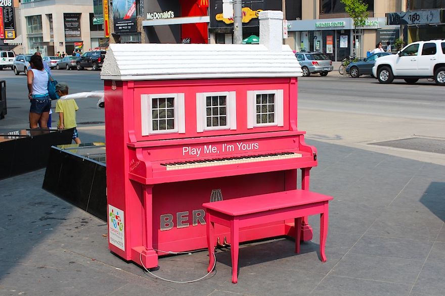 pianos pintados en plena calle 10