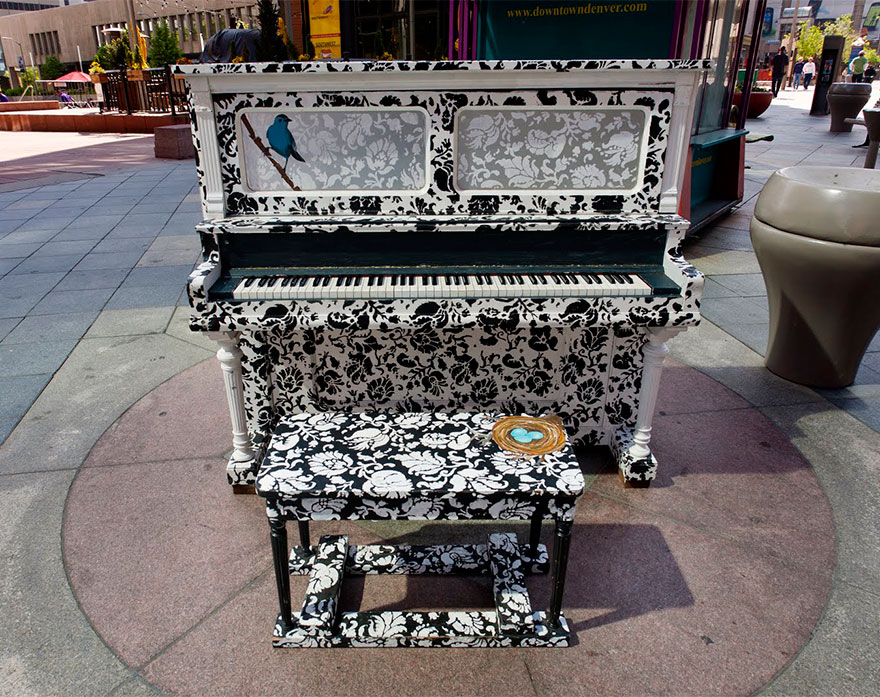 pianos pintados en plena calle 12