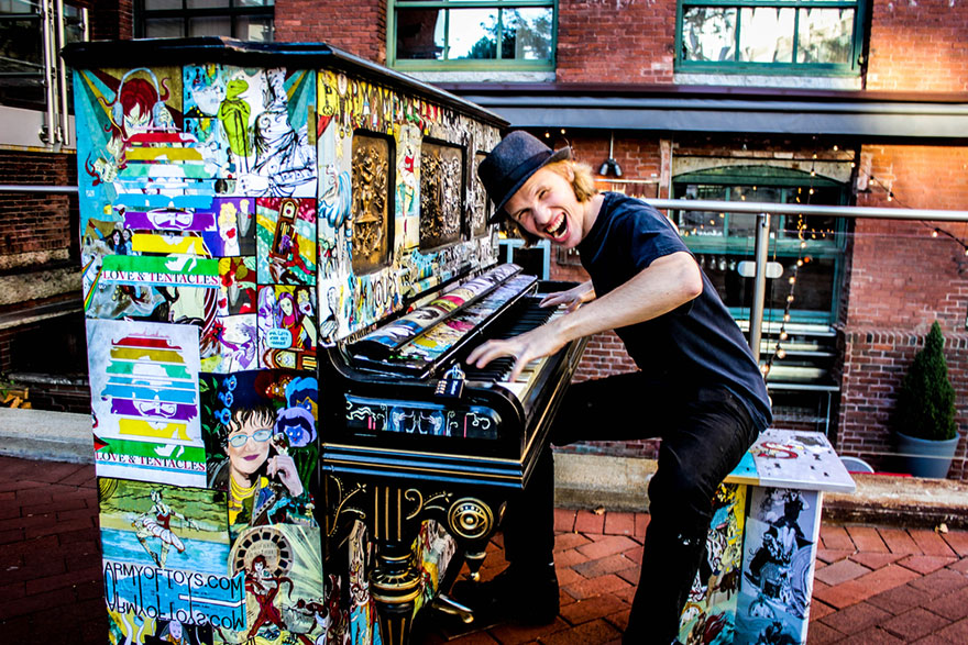pianos pintados en plena calle 13