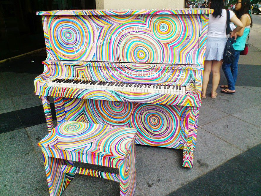 pianos pintados en plena calle 17