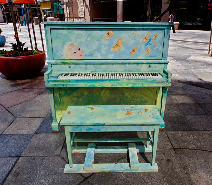 pianos pintados en plena calle 18