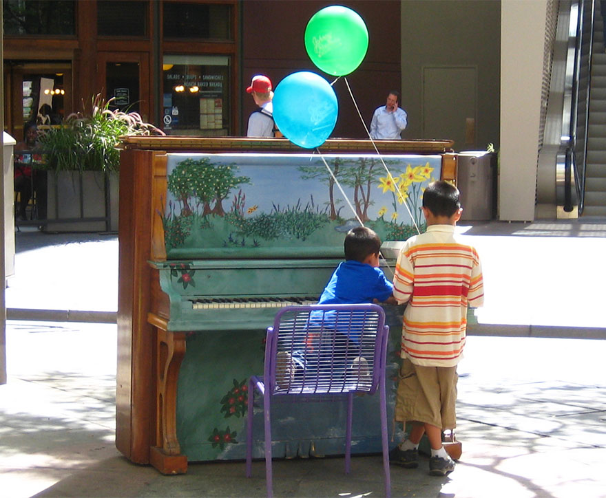 pianos pintados en plena calle 7