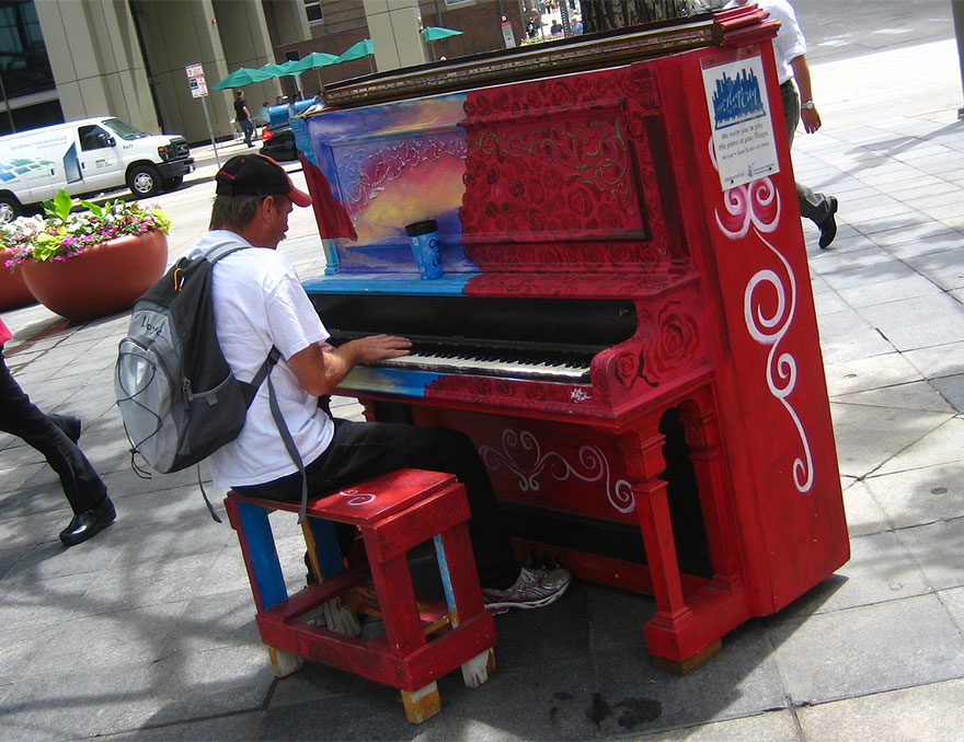 pianos pintados en plena calle 8