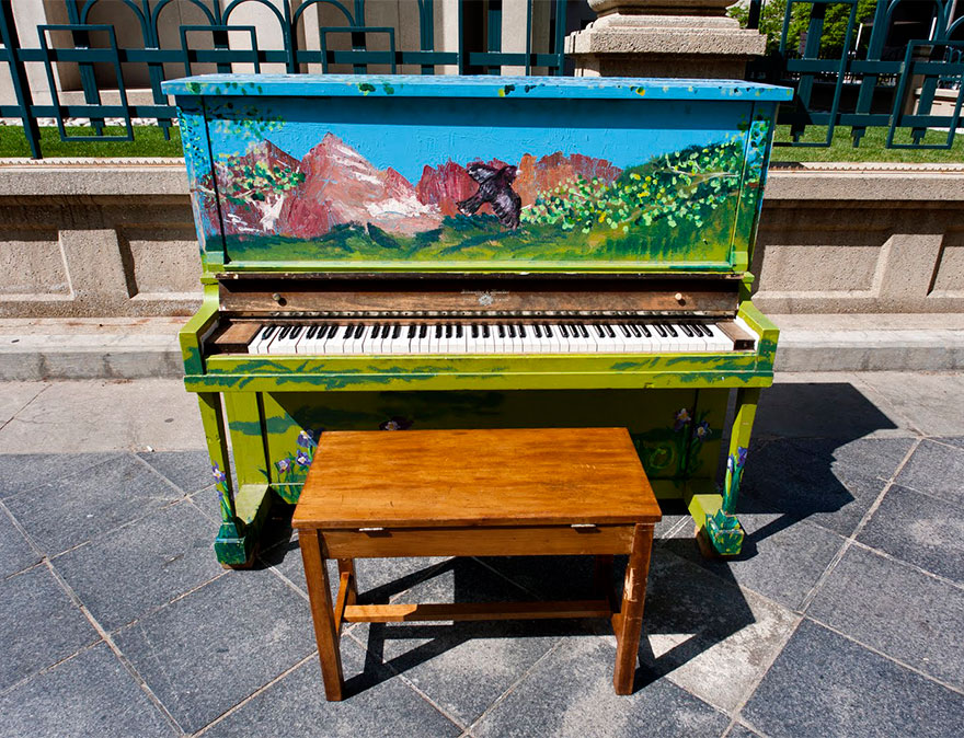 pianos pintados en plena calle 9