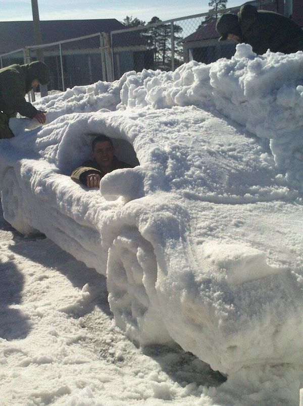 coche hecho con nieve