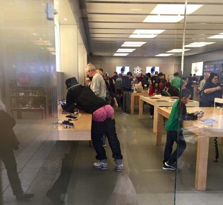 un tio raro en una tienda Apple