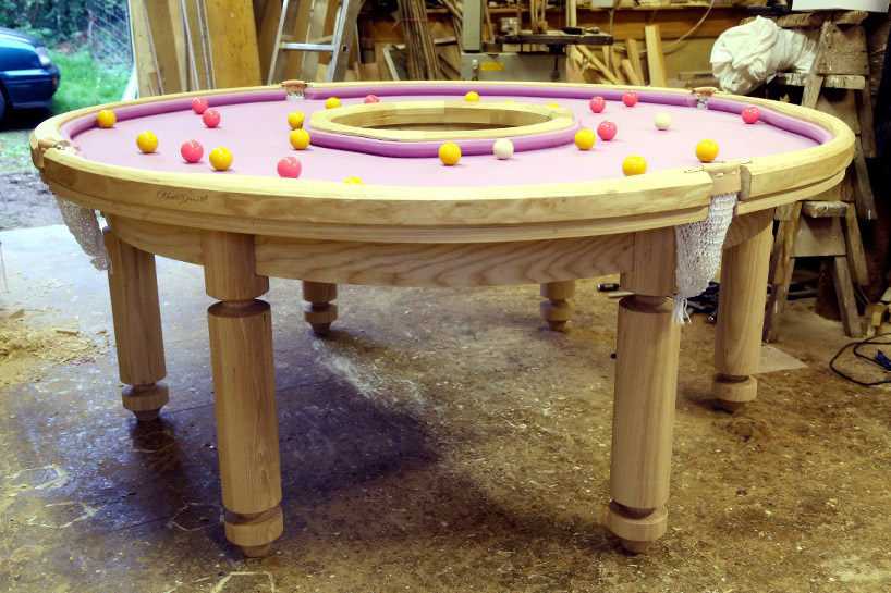 mesa de billar con forma de donut 3