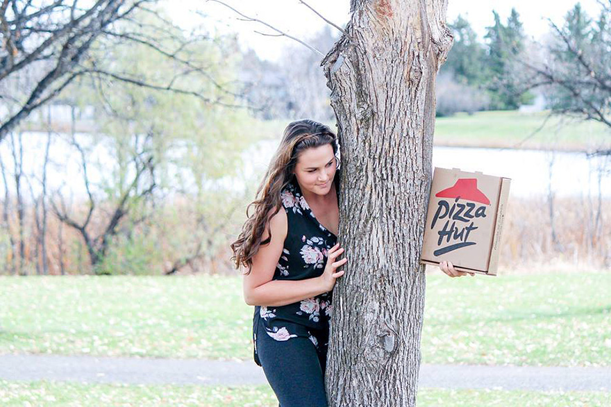 mujer fotografiandose con una pizza 2
