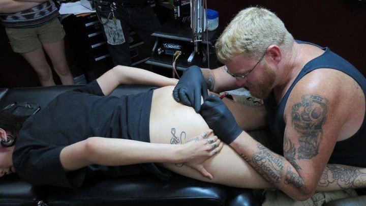 tatuaje en el ojete