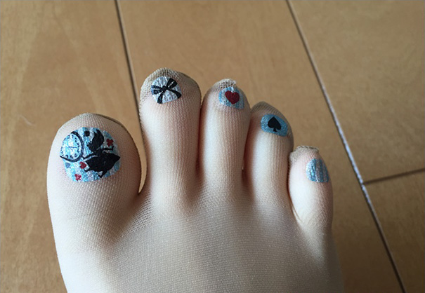 medias con las unas pintadas 7