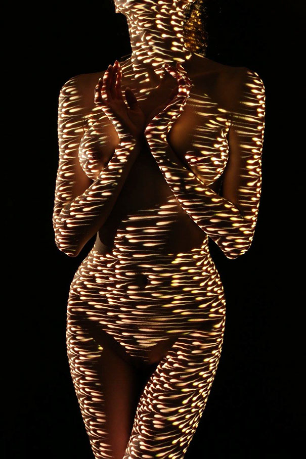 mujeres desnudas vestidas con luces y sombras 1
