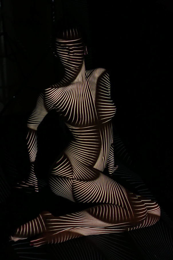 mujeres desnudas vestidas con luces y sombras 11