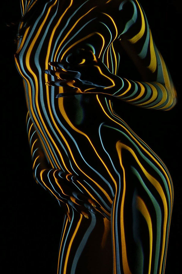 mujeres desnudas vestidas con luces y sombras 3