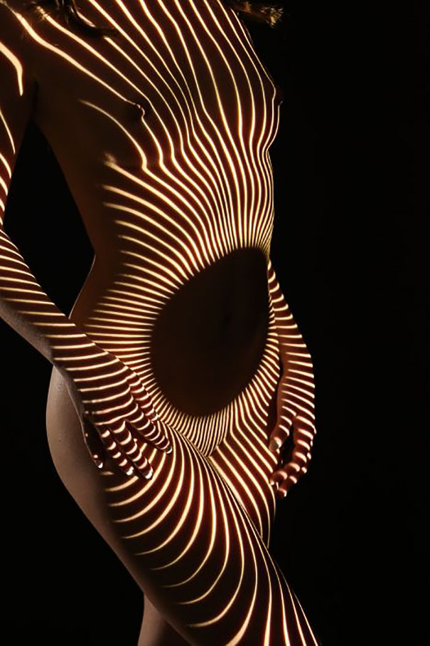 mujeres desnudas vestidas con luces y sombras 8