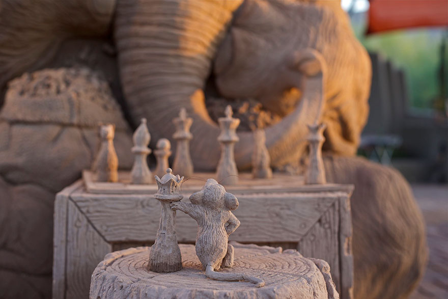 escultura arena elefante raton 3