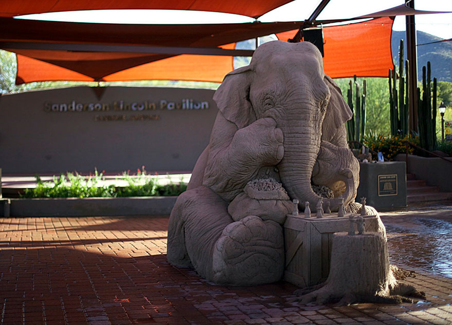 escultura arena elefante raton 4