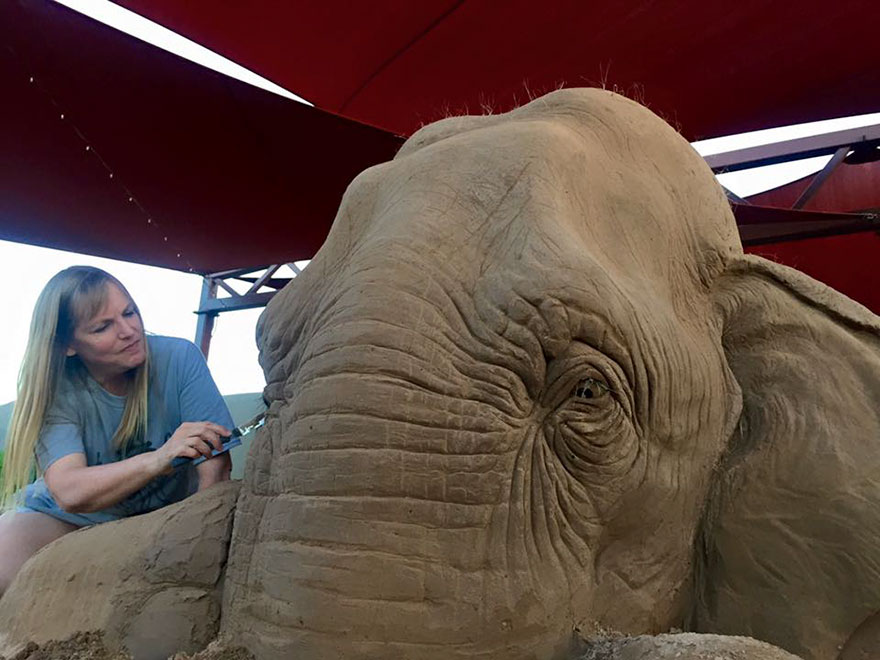 escultura arena elefante raton 5
