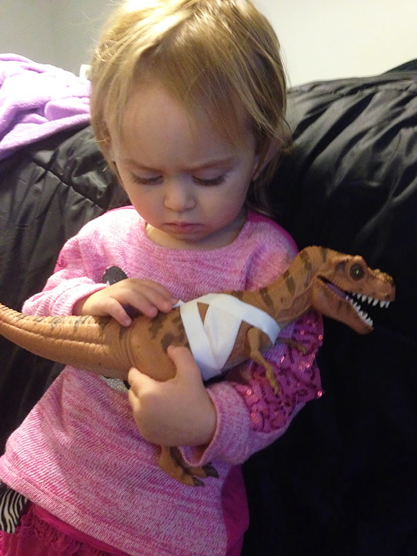consolando a un dinosaurio herido
