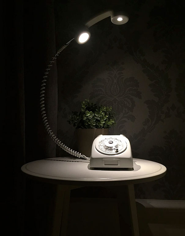 lampara hecha con un antiguo telefono