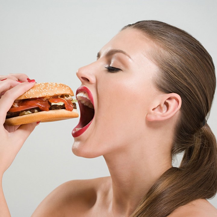 Fotos de mujeres comiendo hamburguesas en plan sexy.