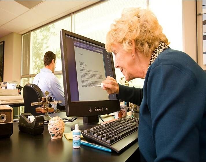 abuela-borrando-una-palabra-mal-escrita-en-el-ordenador