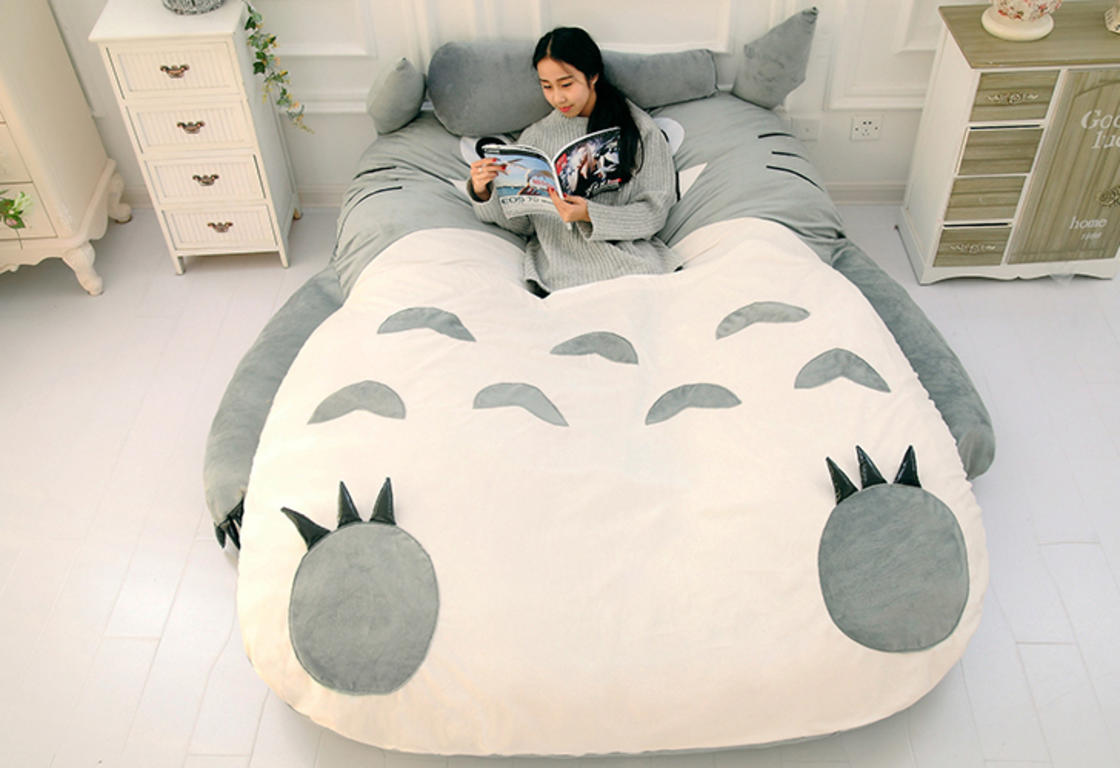Спать игрушки одеяло. Кровать-подушка Totoro Bed. Тоторо татами. Футон Тоторо. Матрас татами Тоторо.