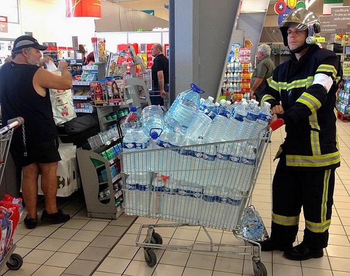 bombero-haciendo-la-compra