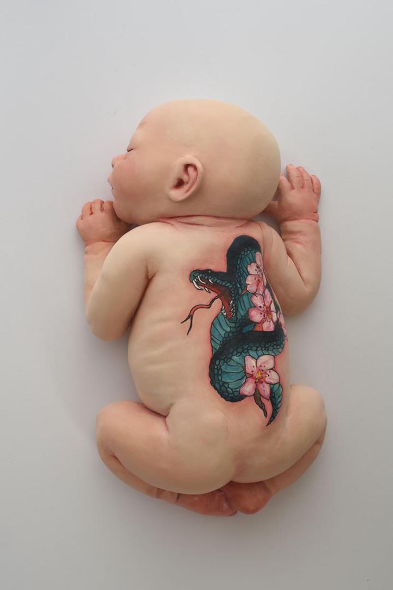 escultura-bebe-tatuado