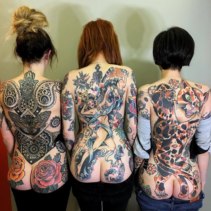 mujeres-con-la-espalda-y-el-culo-tatuado