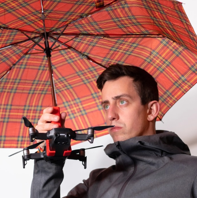 dron-con-paraguas