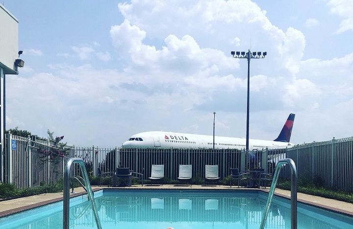 piscina-al-lado-del-aeropuerto