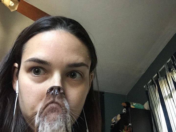 mujer-con-boca-y-nariz-de-perro