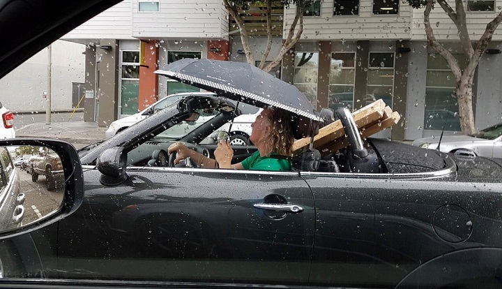 conduciendo-con-paraguas